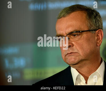 Miroslav Kalousek, président du parti TOP09, réagit après les résultats préliminaires des élections législatives, au cours desquelles 31 partis avec plus de 7 500 candidats se sont présentés à la Chambre des députés, à Prague, République tchèque, le 21 octobre 2017.(photo CTK/Michal Krumphanzl) Banque D'Images