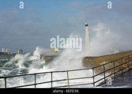 Southsea, UK. 21 oct, 2017. uk weather. storm brian vient à Southsea. voir à Southsea le long des plages vers vieux portsmouth naval. War Memorial et unis tower dans l'arrière-plan crédit : David Robinson/Alamy live news Banque D'Images