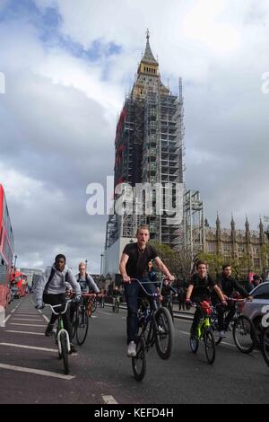 Londres, Royaume-Uni. 21 Oct, 2017. Un grand groupe d'adolescents (autour de 100) à prendre leur vélo passé Big Ben et les chambres du Parlement. Crédit : claire doherty/Alamy Live News Banque D'Images