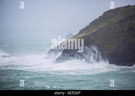 Cornwall, UK. 21 Oct, 2017. Météo britannique. Brian tempête souffle la mer et provoquant de grandes vagues de s'écraser sur les rochers par Merlins Cave à Cornwall Crédit : Steven re/Alamy Live News Banque D'Images