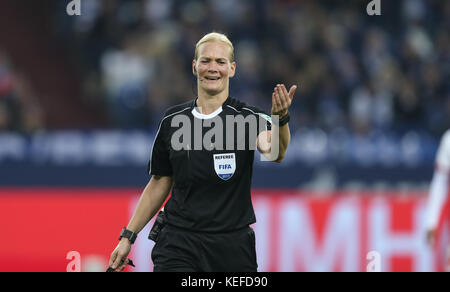 Gelsenkirchen, Allemagne. 20 oct, 2017. arbitre bibiana steinhaus réagit au cours de la Bundesliga match de football entre le FC Schalke 04 et le FSV Mainz 05 à Gelsenkirchen, Allemagne, 20 octobre 2017. crédit : ina fassbender/dpa/Alamy live news Banque D'Images