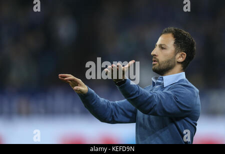 Gelsenkirchen, Allemagne. 20 oct, 2017. l'entraîneur de Schalke domenico tedesco réagit au cours de la Bundesliga match de football entre le FC Schalke 04 et le FSV Mainz 05 à Gelsenkirchen, Allemagne, 20 octobre 2017. crédit : ina fassbender/dpa/Alamy live news Banque D'Images