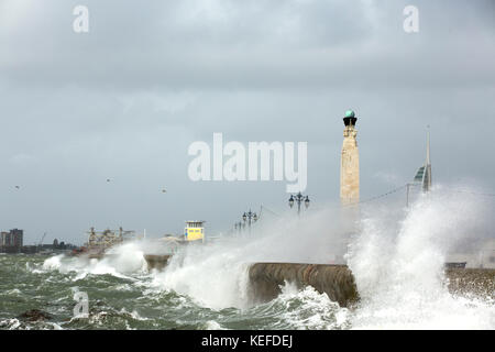 Southsea, UK. 21 oct, 2017. uk weather. storm brian vient à Southsea. voir à Southsea le long des plages vers vieux portsmouth naval. War Memorial et unis tower dans l'arrière-plan crédit : David Robinson/Alamy live news Banque D'Images