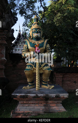 Chiang Mai, Thaïlande. 21 oct, 2017. La ville septentrionale de chiang mai a connu une belle journée et les temples bouddhistes étaient pleins d'activité la préparation et le nettoyage des temples prêt à commémorer la mémoire de feu le roi Bhumibol Adulyadej, le 27 octobre, lorsque les funérailles de feu le roi thai aura lieu.@paul quezada-neiman/Alamy live news crédit : Paul quezada-neiman/Alamy live news Banque D'Images