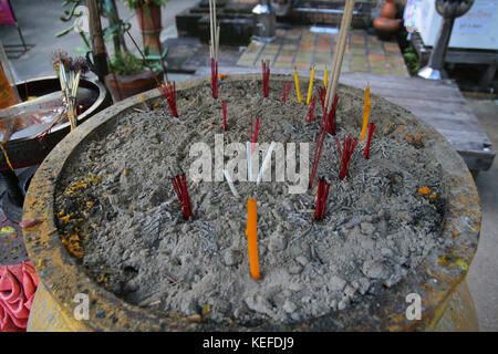 Chiang Mai, Thaïlande. 21 oct, 2017. La ville septentrionale de chiang mai a connu une belle journée et les temples bouddhistes étaient pleins d'activité la préparation et le nettoyage des temples prêt à commémorer la mémoire de feu le roi Bhumibol Adulyadej, le 27 octobre, lorsque les funérailles de feu le roi thai aura lieu.@paul quezada-neiman/Alamy live news crédit : Paul quezada-neiman/Alamy live news Banque D'Images