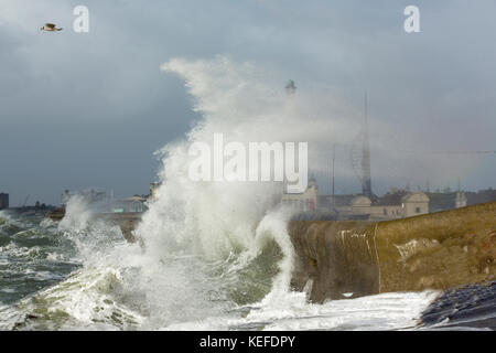 Southsea, UK. 21 oct, 2017. uk weather. storm brian vient à Southsea. voir à Southsea le long des plages vers vieux portsmouth naval. War Memorial et unis tower dans l'arrière-plan crédit : David Robinson/Alamy live news Banque D'Images