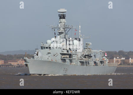 Londres, Royaume-Uni. 21 Oct, 2017. Le type 23 frégate HMS Sutherland jusqu'à la Tamise sur Trafalgar Day. Le navire a amarré près de Canary Wharf à Londres. Le HMS Sutherland est cette année qui marque le 20e anniversaire de sa mise en service et sera visité par la Reine le 23 octobre. Crédit : Rob Powell/Alamy Live News Banque D'Images