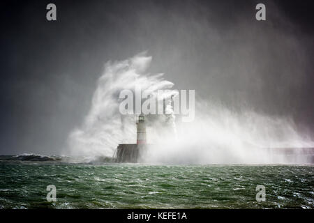 Newhaven, Sussex. 21 oct, 2017. uk weather. énormes vagues crash sur newhaven phare sur la côte sud d'aujourd'hui que Brian tempête frappe le Royaume-Uni aujourd'hui. crédit : kelvin atkins uk/Alamy live news Banque D'Images