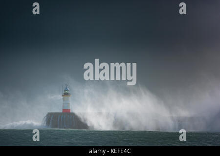 Newhaven, Sussex. 21 oct, 2017. uk weather. énormes vagues crash sur newhaven phare sur la côte sud d'aujourd'hui que Brian tempête frappe le Royaume-Uni aujourd'hui. crédit : kelvin atkins uk/Alamy live news Banque D'Images