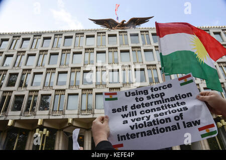 Londres, Royaume-Uni. 21 octobre 2017. L'ambassade des États-Unis à Londres, la communauté kurde et la communauté Peshmerga se sont ralliées, ont irrité la double croix de l'armée irakienne et ont attaqué le territoire Peshmerga du kirkut. Credit: Philip Robins/Alay Live News Banque D'Images