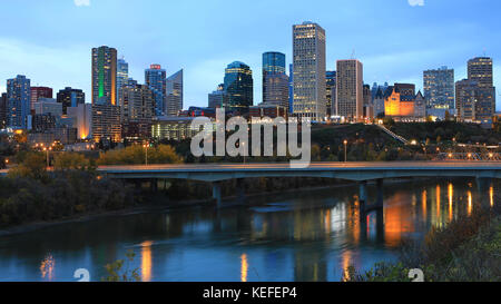 L'Edmonton, Canada centre-ville de nuit avec des réflexions sur la rivière Banque D'Images