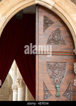 Entrée au palais Sponza de Dubrovnik Banque D'Images