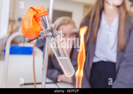 L'école secondaire UK Leçon de science avec brûleur Bunsen experiment Banque D'Images