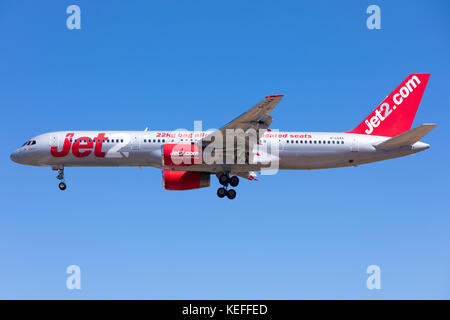 Boeing 757-236 Jet2 [g] lsaa-finale sur la piste 31, en provenance de Newcastle, Royaume-Uni. Banque D'Images