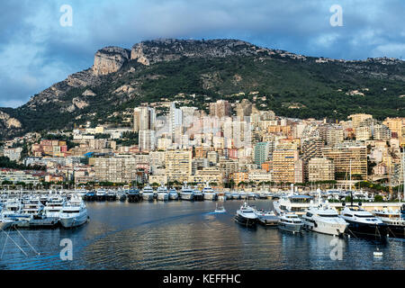 Yachts amarrés dans le port hercule, Monaco. Banque D'Images