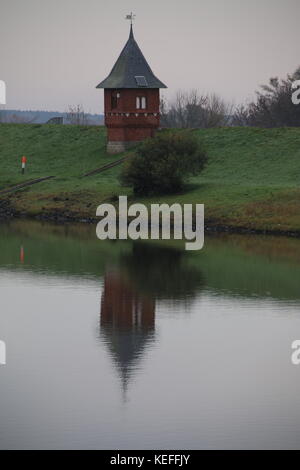 TANGERMUENDE, ALLEMAGNE – 20 OCTOBRE 2017 : maison de Ferrymen sur l'Elber dans la ville hanséatique de Tangermuende. Banque D'Images