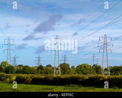 Pylônes électriques dans la campagne près de Willington dans South Derbyshire England UK Banque D'Images