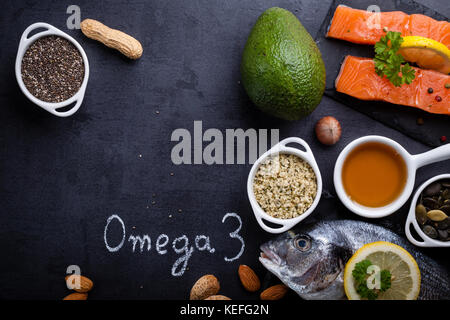 Table en ardoise noire avec un produit riche en oméga 3 et la vitamine d. écrit par omega 3 white chalk. Banque D'Images