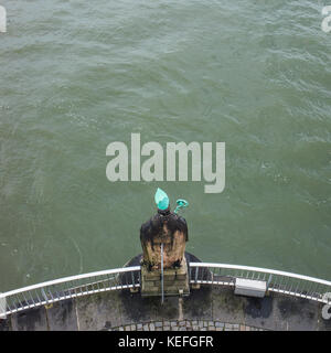 Musée du chocolat de Cologne, statue de l'évêque surplombant le Rhin Banque D'Images