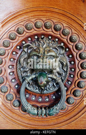 Heurtoir antique en forme de lion sur une porte Banque D'Images