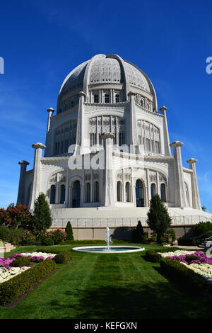 La maison d'Adoration Baha'i et c'est les jardins sont situés dans la banlieue de Wilmette Illinois, au nord de Chicago. Banque D'Images