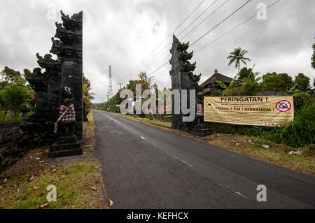 Panneau d'avertissement dans la zone dangereuse près de la montagne volcanique bali agung sur l'Indonésie. Banque D'Images