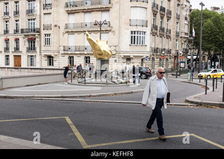 Visiteurs autour de la flamme de la liberté, à Paris, France Banque D'Images