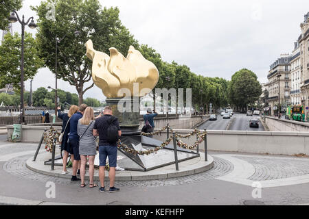 Visiteurs autour de la flamme de la liberté, à Paris, France Banque D'Images