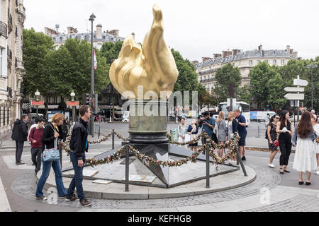 Visiteurs autour de la flamme de la liberté, à Paris, France Banque D'Images