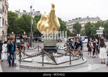 Visiteurs autour de la flamme de la liberté, à Paris, France Banque D'Images