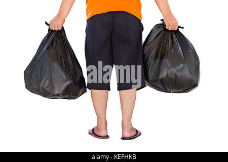 La section basse de jeune homme transportant des sacs poubelles isolé sur fond blanc Banque D'Images