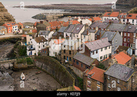 Regardant vers le bas sur le port de Staithes et cottages Banque D'Images