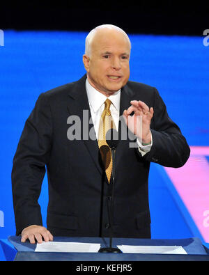 St. Paul, MN - 4 septembre 2008 -- le sénateur américain John McCain (républicain de l'Arizona) accepte la nomination de son parti comme président des États-Unis le 4 jour de la Convention nationale républicaine de 2008 au Xcel Energy Center de St. Paul, Minnesota le jeudi 4 septembre 2008..crédit: Ron Sachs / CNP /MediaPunch Banque D'Images