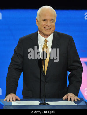 St. Paul, MN - 4 septembre 2008 -- le sénateur américain John McCain (républicain de l'Arizona) accepte la nomination de son parti comme président des États-Unis le 4 jour de la Convention nationale républicaine de 2008 au Xcel Energy Center de St. Paul, Minnesota le jeudi 4 septembre 2008..crédit: Ron Sachs / CNP /MediaPunch Banque D'Images