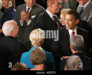 Washington, DC - 20 janvier 2009 -- Le président des États-Unis Barack Obama partage un rire avec le sénateur américain John McCain (républicain de l'Arizona), à gauche, au début d'un déjeuner au Statuary Hall dans le Capitole à Washington, le mardi 20 janvier 2009..Credit : Lawrence Jackson - Piscine via CNP /MediaPunch Banque D'Images
