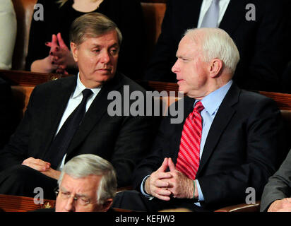 United States Sénateurs Lindsay Graham (républicain de Caroline du Sud), à gauche, et John McCain (républicain de l'Arizona), droite, partager quelques idées que le président Barack Obama présente son premier état de l'Union dans la chambre de la Chambre des représentants des États-Unis dans le Capitole à Washington, D.C. le mercredi 27 janvier 2010..Credit : Ron Sachs / CNP.(RESTRICTION : NO New York ou le New Jersey Journaux ou journaux dans un rayon de 75 km de la ville de New York)/MediaPunch Banque D'Images