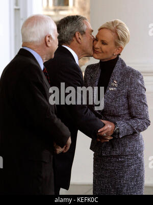 Washington, D.C. - 5 mars 2008 -- Le président des États-Unis George W. Bush (C) bisous Cindy McCain sur la joue tout en se félicitant de son candidat présidentiel républicain et le sénateur John McCain (R-AZ) (L) à la Maison Blanche le 5 mars 2008 à Washington, DC. Bush va annoncer son approbation de McCain pour le GOP nomination dans le jardin Rose après un déjeuner privé. McCain a atteint les 1 191 délégués nécessaires pour décrocher l'investiture après des primaires mardi dans l'Ohio, le Texas, le Vermont et Rhode Island l'a mis sur le dessus. .Crédit : Chip Somodevilla - Piscine via CNP /MediaPunch Banque D'Images