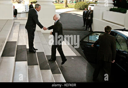 Washington, D.C. - 5 mars 2008 -- Le président des États-Unis George W. Bush (L) se félicite de la nomination présidentielle des Républicains Sen. John McCain (R-AZ) à la Maison Blanche le 5 mars 2008 à Washington, DC. Bush va annoncer son approbation de McCain pour le GOP nomination dans le jardin Rose après un déjeuner privé. McCain a atteint les 1 191 délégués nécessaires pour décrocher l'investiture après des primaires mardi dans l'Ohio, le Texas, le Vermont et Rhode Island l'a mis sur le dessus. .Crédit : Chip Somodevilla - Piscine via CNP /MediaPunch Banque D'Images