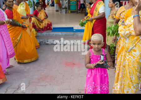 L'île de Pangkor, MALAISIE - Février 17, 2011 Les femmes indiennes dans la région de Masi Magam festival. Pour se purifier, de femmes, d'hommes et certains enfants se raser les cheveux Banque D'Images