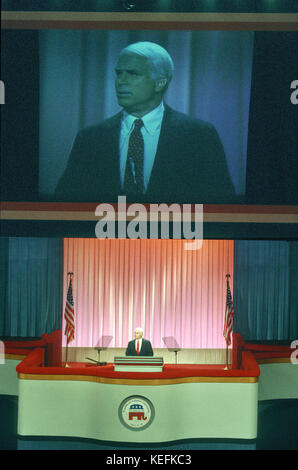 Le sénateur américain John McCain (républicain de l'Arizona), lors de la Convention nationale républicaine de 1988 au Superdome à La Nouvelle-Orléans, Louisiane le lundi 15 août, 1988. McCain est le candidat républicain présomptif 2008 à la présidence des États-Unis..Credit : Arnie Sachs / CNP /MediaPunch Banque D'Images