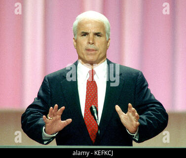 Le sénateur américain John McCain (républicain de l'Arizona), lors de la Convention nationale républicaine de 1988 au Superdome à La Nouvelle-Orléans, Louisiane le lundi 15 août, 1988. McCain est le candidat républicain présomptif 2008 à la présidence des États-Unis..Credit : Arnie Sachs / CNP /MediaPunch Banque D'Images