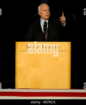 Boston, ma - le 28 août 2009 -- le sénateur américain John McCain (républicain de l'Arizona) parle pendant le Celebration of Life Memorial Service pour le sénateur Edward Kennedy à la John F. Kennedy Library de Boston, Massachusetts, États-Unis 28 août 2009. Le sénateur Edward Kennedy, 77 ans, est décédé le 25 août 2009 après une bataille de 14 mois contre le cancer du cerveau..crédit: CJ Gunther - Pool via CNP /MediaPunch Banque D'Images