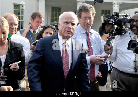 Washington, DC - 6 octobre 2009 -- le sénateur américain John McCain (républicain de l'Arizona) est suivi d'une mêlée de journalistes après avoir fait des remarques à la suite d'une réunion du président américain Barack Obama sur la stratégie américaine en Afghanistan le mardi 6 octobre 2009..crédit: Ron Sachs / Pool via CNP /MediaPunch Banque D'Images