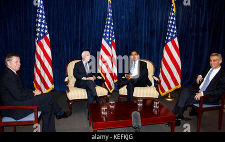 Chicago, il - le 17 novembre 2008 -- le président élu des États-Unis Barack Obama (centre droit), rencontre l'ancien candidat républicain à la présidence, le sénateur américain John McCain (républicain de l'Arizona), au centre gauche, le sénateur américain Lindsey Graham (républicain de Caroline du Sud), Rohm Emanuel (à droite), chef d'état-major d'Obama, au bureau de transition d'Obama, lundi 17 novembre 2008, à Chicago, Illinois..Credit: Frank Polich - Pool via CNP /MediaPunch Banque D'Images