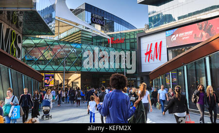 Personnes marchant sur la passerelle pour piétons de la gare de Stratford East London le Westfield Shopping Centre, Londres, Angleterre Banque D'Images