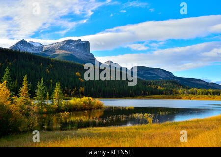 Un paysage d'automne image de la Roche Miette mountain avec des feuillages d'automne dans le parc national Jasper, Alberta,Canada. Banque D'Images