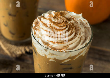 Sweet pumpkin spice latte glacé avec de la crème fouettée Banque D'Images