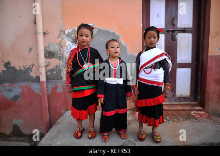 Peu de filles dans un costume traditionnel de participer au défilé de nhu dan le newari nouvelle année, qui tombe le deepawali ou tihar et dewali "fête des lumières" à Kirtipur, Katmandou, Népal le vendredi, Octobre 20, 2017. communauté newar au Népal observe newari nouvelle année 1138. Banque D'Images