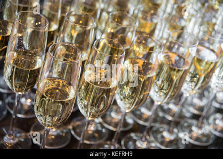 Beaucoup de lunettes avec stand champagne d'affilée. lunettes avec champagne closeup Banque D'Images