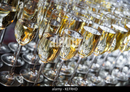 Beaucoup de lunettes avec stand champagne d'affilée. lunettes avec champagne closeup Banque D'Images
